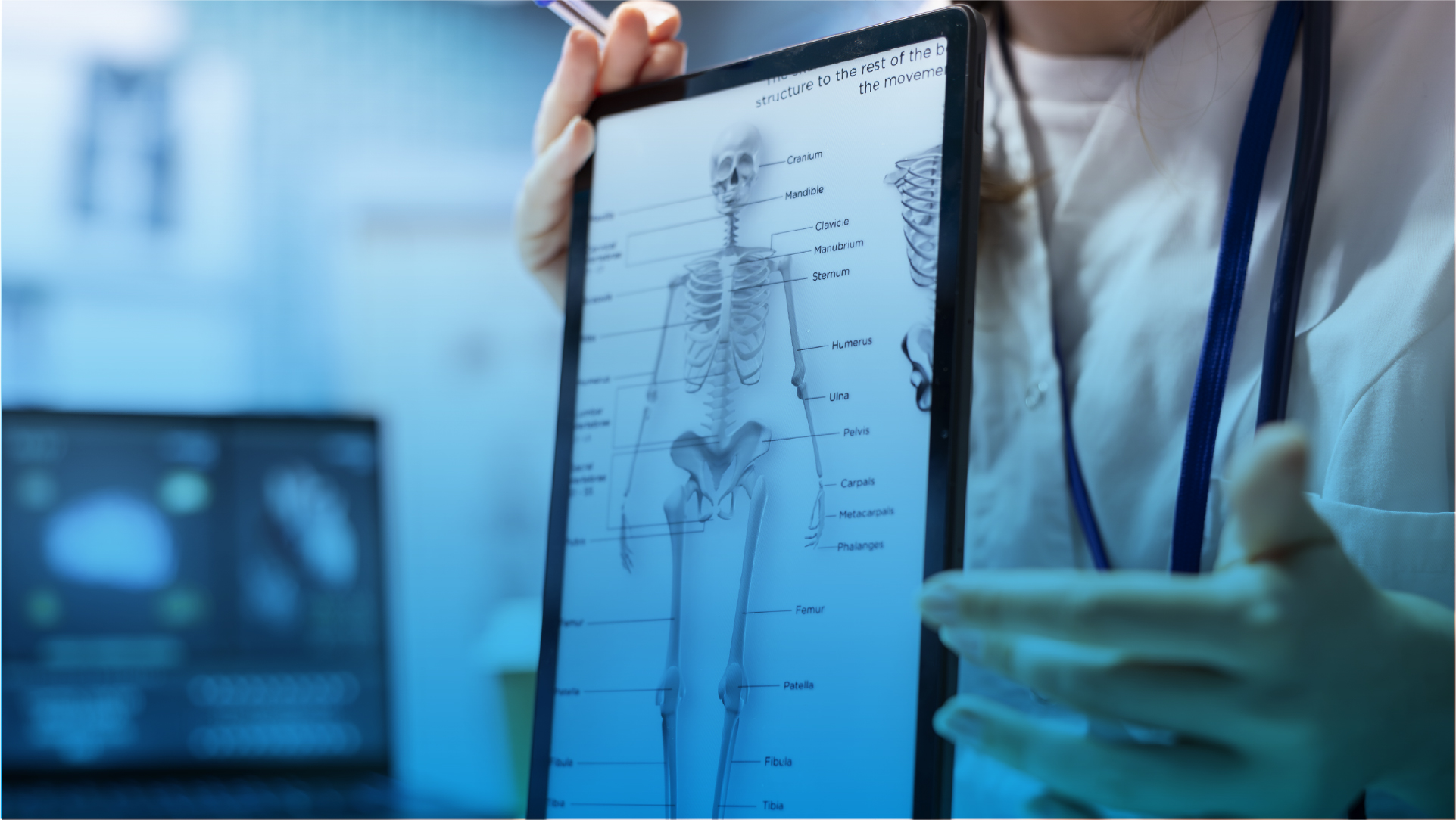 Especialista en ortopedia atendiendo a paciente