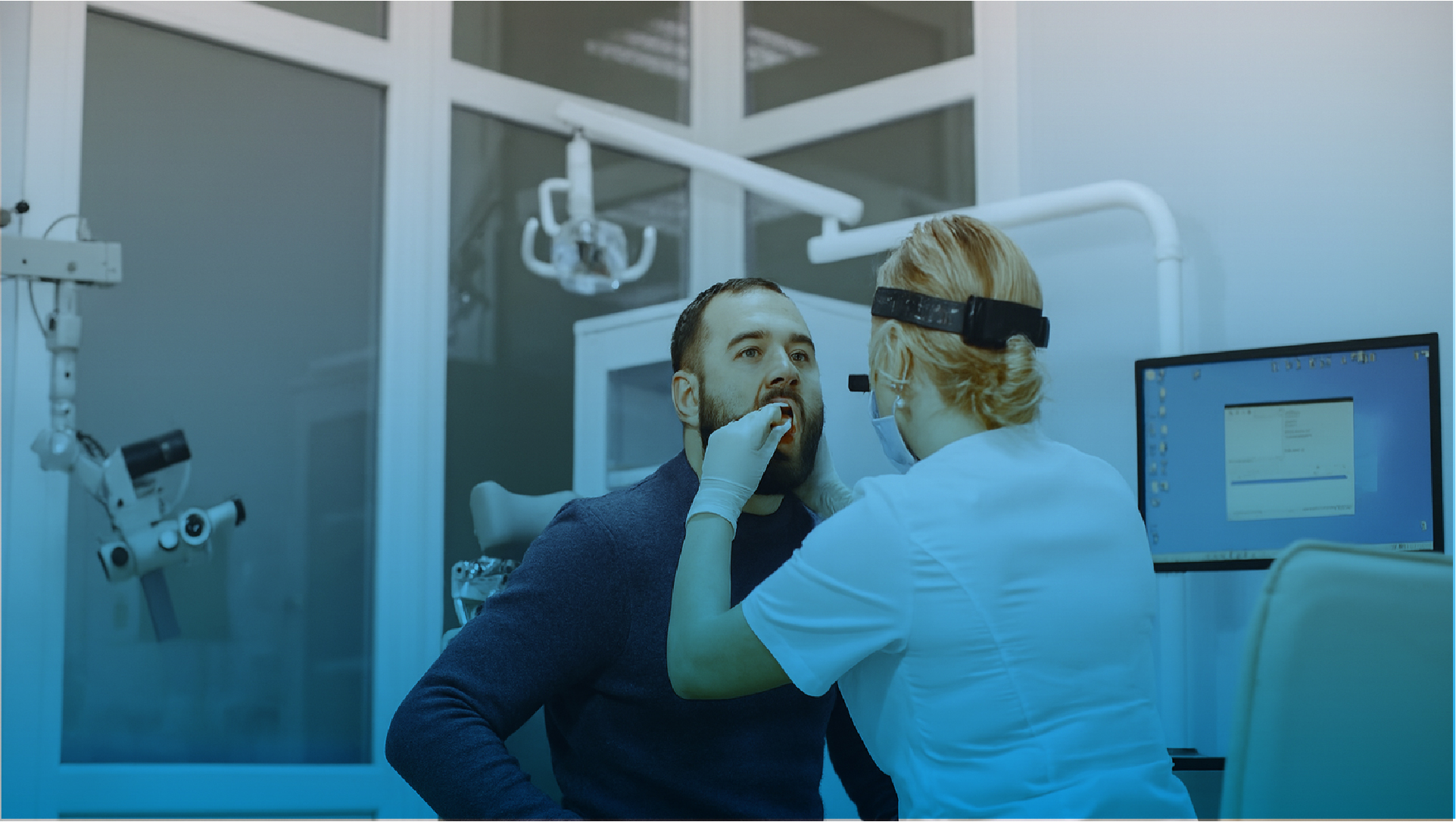 Otorrinolaringóloga en consulta